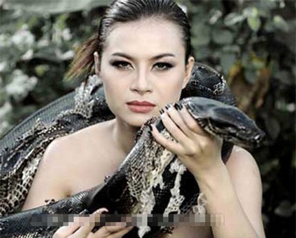 Mỹ nhân Việt thi nhau "lột đồ" làm đẹp với rắn 22