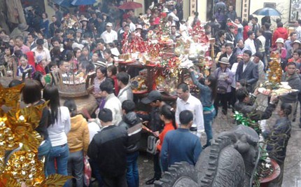 Sư giả hốt bạc ở lễ hội đầu năm đền B&agrave; Ch&uacute;a Kho 3