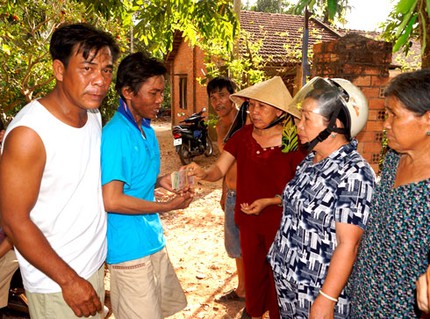 Ch&aacute;u b&eacute; g&agrave;o kh&oacute;c b&ecirc;n thi thể mẹ 2