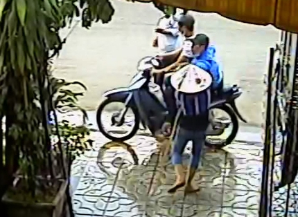 Người phụ nữ xịt nước v&agrave;o 2 t&ecirc;n cướp d&acirc;y chuyền 2