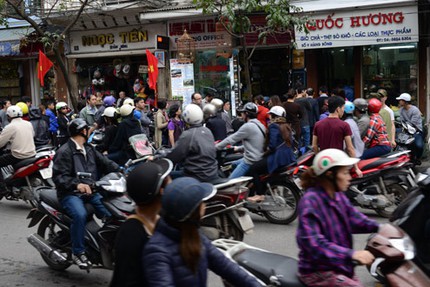 Xếp h&agrave;ng mua b&aacute;nh chưng như thời bao cấp 1