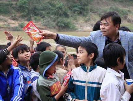 Vượt đ&egrave;n đỏ bị phạt đứng điều khiển giao th&ocirc;ng 1