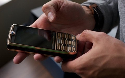 Ngắm chiếc smartphone đắt gi&aacute; nhất h&agrave;nh tinh 9