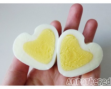 Cách làm trứng hình trái tim 7