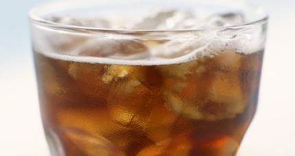 Những c&ocirc;ng dụng bất ngờ của nước ngọt 1