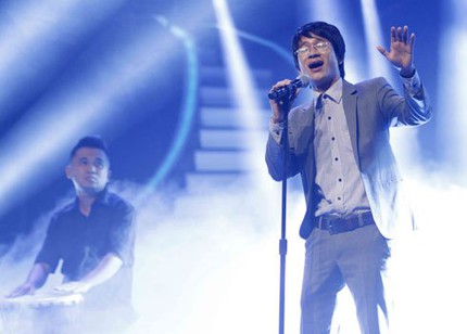 C&ocirc; b&eacute; 8 tuổi so t&agrave;i c&ugrave;ng ch&agrave;ng luật sư th&iacute;ch h&aacute;t 2