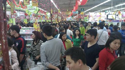 Cuối tuần chen nhau đi sắm Tết 1
