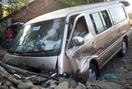 Xe chở kh&aacute;ch về qu&ecirc; ăn tết gặp nạn, 10 người bị thương 1