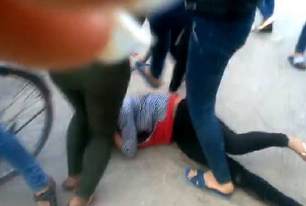 Lại xuất hiện clip nữ sinh bạn t&aacute;t tới tấp 5