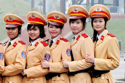 Vẻ 'x&igrave; tin' của nữ sinh Cảnh s&aacute;t điều tiết giao th&ocirc;ng 8