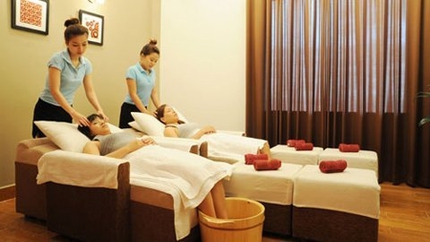 Thu&ecirc; đồ hiệu, săn khuyến m&atilde;i l&agrave;m đẹp dịp 8/3 1