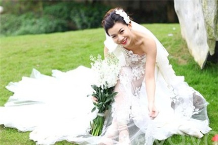 Cẩm T&uacute; bất ngờ khoe ảnh cưới v&agrave; con trai 2