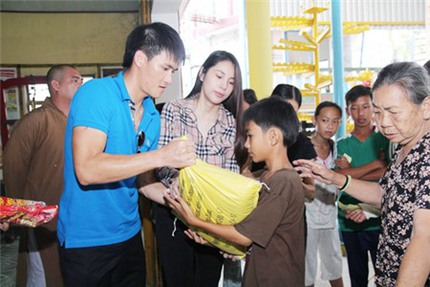 Thủy Ti&ecirc;n c&ugrave;ng C&ocirc;ng Vinh xuất hiện sau khi c&oacute; con 3