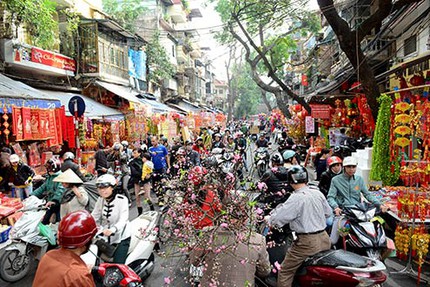 Phố phường vắng lặng s&aacute;ng m&ugrave;ng 1 Tết 8