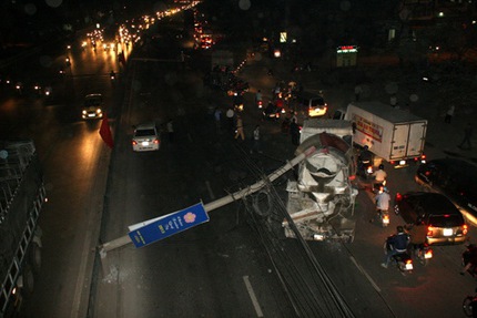 Xe ben k&eacute;o đổ 5 cột điện, người đi đường hoảng loạn 2