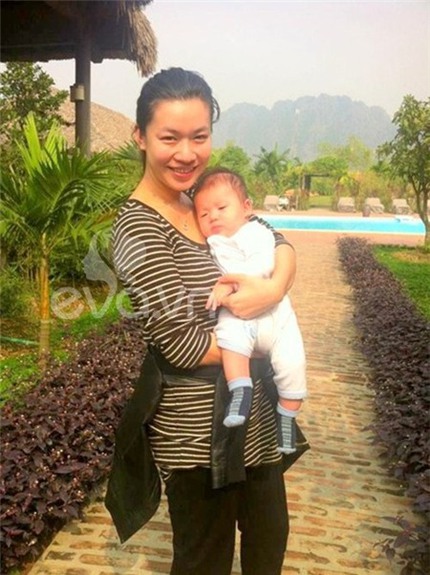 Cẩm T&uacute; bất ngờ khoe ảnh cưới v&agrave; con trai 5