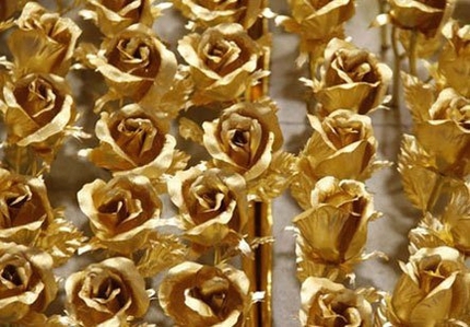 Săn hoa hồng d&aacute;t v&agrave;ng tặng Valentine 1
