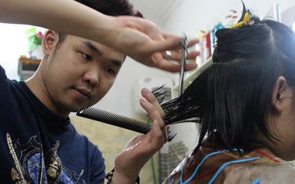 &Ocirc;ng chủ 9X khiếm th&iacute;nh của cửa h&agrave;ng t&oacute;c 1