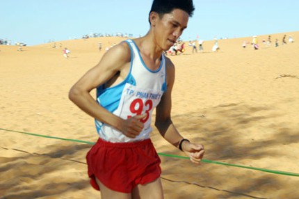 300 người thi chạy vượt đồi c&aacute;t Mũi N&eacute; 7