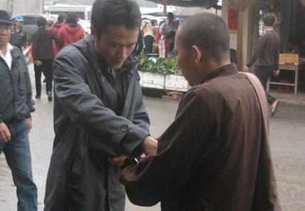 Sư giả hốt bạc ở lễ hội đầu năm đền B&agrave; Ch&uacute;a Kho 2