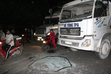 Xe ben k&eacute;o đổ 5 cột điện, người đi đường hoảng loạn 4