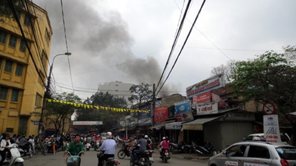 Hỏa hoạn s&aacute;t &ldquo;chợ Giời&rdquo;, cả phố hoảng loạn 1