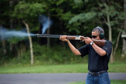 Nh&agrave; Trắng c&ocirc;ng bố ảnh Obama bắn s&uacute;ng 1