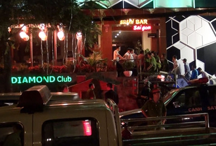 D&acirc;n chơi nh&aacute;o nh&agrave;o khi vũ trường bị đột k&iacute;ch 1