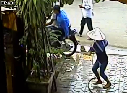 Người phụ nữ xịt nước v&agrave;o 2 t&ecirc;n cướp d&acirc;y chuyền 4