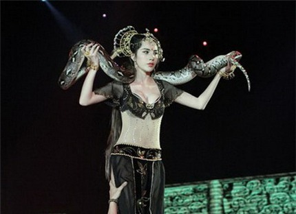 Mỹ nhân Việt thi nhau "lột đồ" làm đẹp với rắn 19