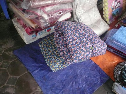 Cảnh gi&aacute;c với gối si&ecirc;u rẻ 25.000 đồng/chiếc 2
