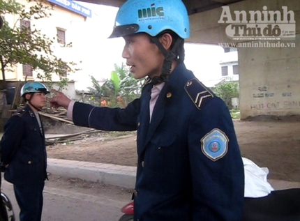Thanh tra cởi &aacute;o đ&ograve;i "xử" người tham gia giao th&ocirc;ng 1