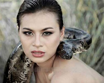 Mỹ nhân Việt thi nhau "lột đồ" làm đẹp với rắn 23