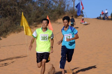 300 người thi chạy vượt đồi c&aacute;t Mũi N&eacute; 4