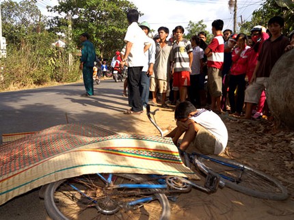 Ch&aacute;u b&eacute; g&agrave;o kh&oacute;c b&ecirc;n thi thể mẹ 1
