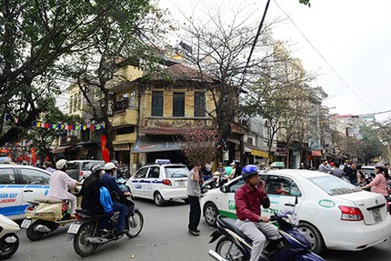 Phố phường vắng lặng s&aacute;ng m&ugrave;ng 1 Tết 5