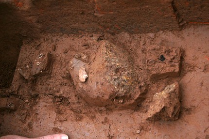 Quan t&agrave;i trong mộ cổ ở H&agrave; Nội được xếp bằng gạch 6