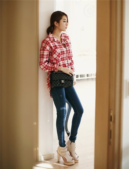 Biến tấu mới lạ với sơ mi kẻ sọc cho n&agrave;ng c&ocirc;ng sở 10