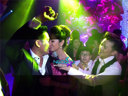 Những nụ hôn ngọt ngào của các cặp vợ chồng sao Việt 11