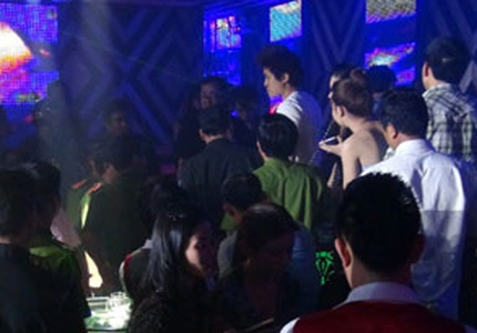 D&acirc;n chơi nh&aacute;o nh&agrave;o khi vũ trường bị đột k&iacute;ch 4