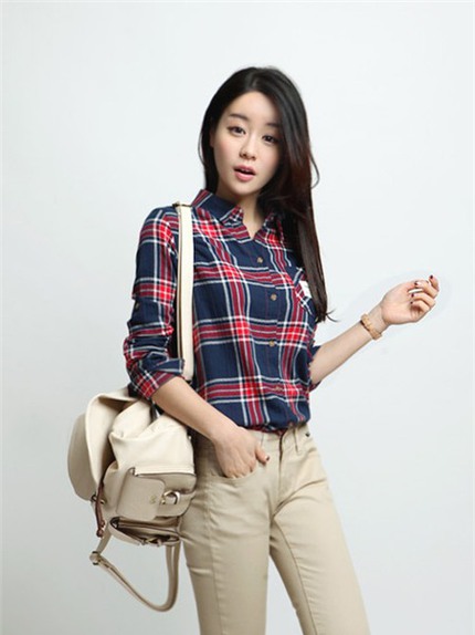 Biến tấu mới lạ với sơ mi kẻ sọc cho n&agrave;ng c&ocirc;ng sở 18