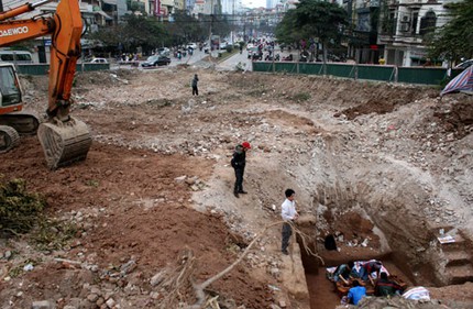 Quan t&agrave;i trong mộ cổ ở H&agrave; Nội được xếp bằng gạch 2