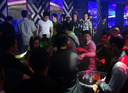 D&acirc;n chơi nh&aacute;o nh&agrave;o khi vũ trường bị đột k&iacute;ch 3