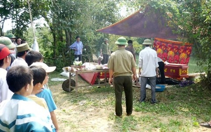 X&oacute;t l&ograve;ng 3 đứa trẻ b&ecirc;n quan t&agrave;i cha mẹ 1