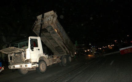 Xe ben k&eacute;o đổ 5 cột điện, người đi đường hoảng loạn 1