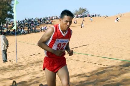 300 người thi chạy vượt đồi c&aacute;t Mũi N&eacute; 6