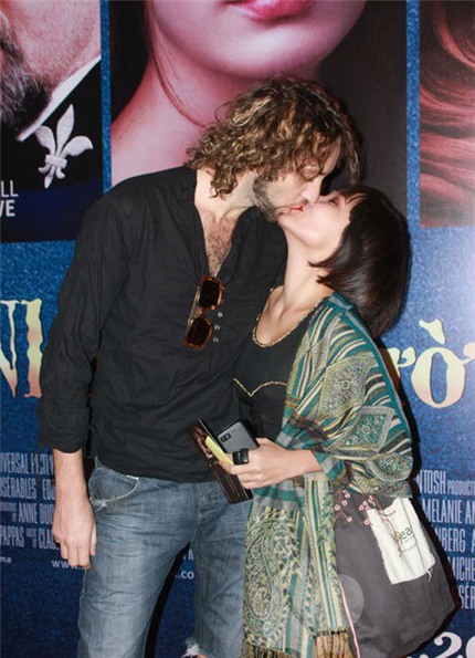 Những nụ h&ocirc;n 'm&ugrave;i mẫn' c&ocirc;ng khai của sao Việt 2