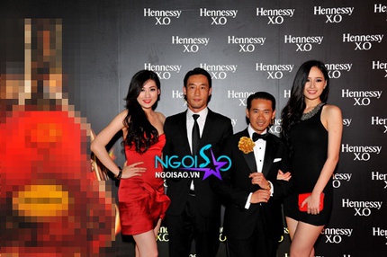 Mai Phương Th&uacute;y khoe d&aacute;ng c&ugrave;ng v&aacute;y b&oacute; 12