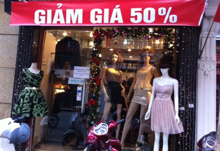 H&agrave;ng thời trang giảm gi&aacute; sốc đổ ra vỉa h&egrave; dịp đầu năm 2