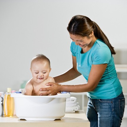 Những đồ thiết yếu mẹ cần sắm khi cho bé tắm gội 5